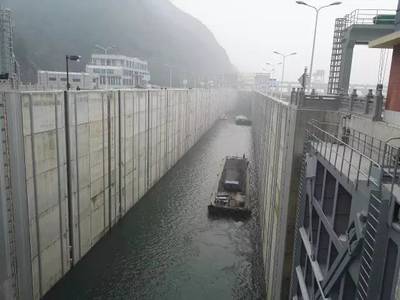 新年第一閘 宏通集團(tuán)物資順利過(guò)閘，建德港區(qū)迎來(lái)2017年首批航運(yùn)作業(yè)